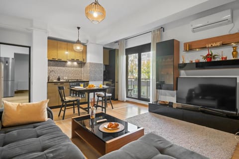 TV and multimedia, Kitchen or kitchenette, Living room, Seating area, Dining area, air conditioner