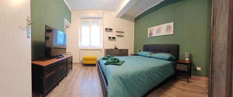 Bed, TV and multimedia, Photo of the whole room, Bedroom, towels