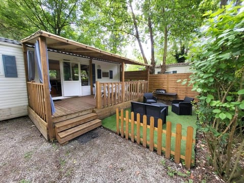 Property building, Patio, Spring, Day, Garden, Garden view