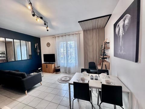 TV and multimedia, Living room, Seating area, Dining area