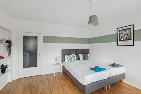 Bed, Photo of the whole room, Bedroom, towels