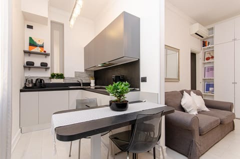 Kitchen or kitchenette, Seating area, stove