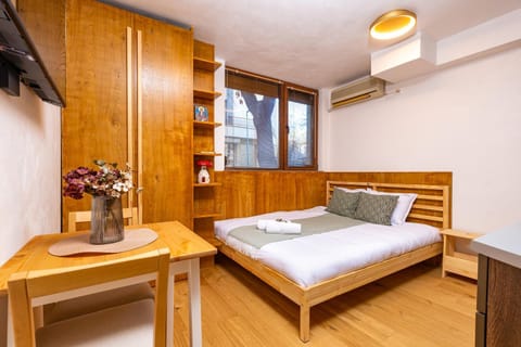 Bed, TV and multimedia, Living room, Photo of the whole room, Bedroom, towels, wardrobe