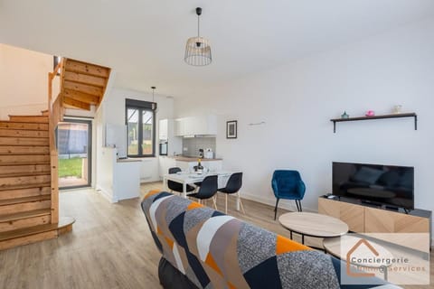 TV and multimedia, Kitchen or kitchenette, Living room, Seating area, Dining area