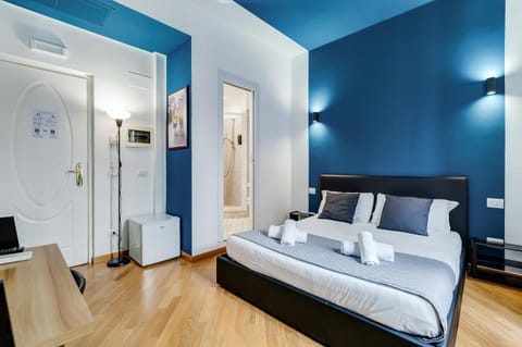 Bed, TV and multimedia, Photo of the whole room, Bedroom, towels, wardrobe