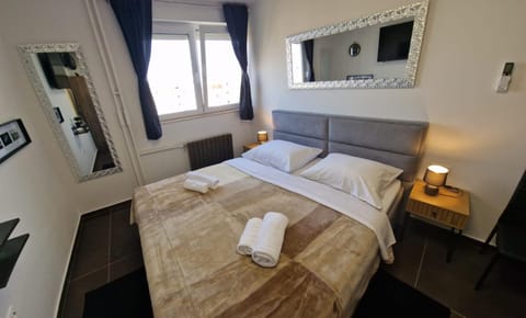 Bed, Bedroom, towels