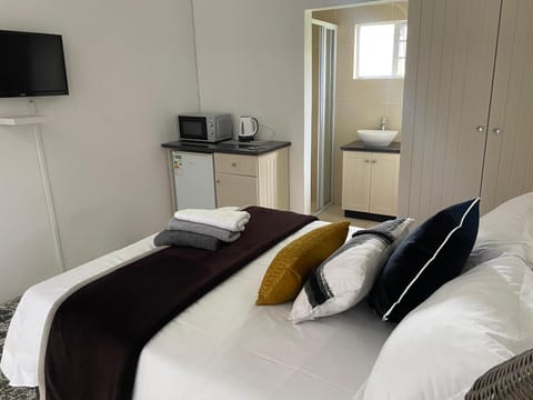 Bed, TV and multimedia, Bedroom, towels, wardrobe