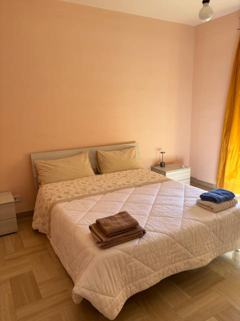 Bed, Bedroom, towels