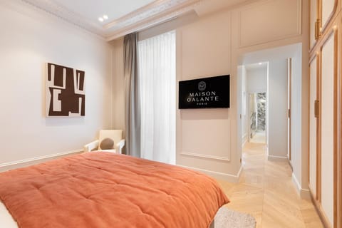 Bed, TV and multimedia, Photo of the whole room, Bedroom