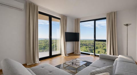 Natural landscape, TV and multimedia, Living room, Seating area, Evening entertainment, Sea view
