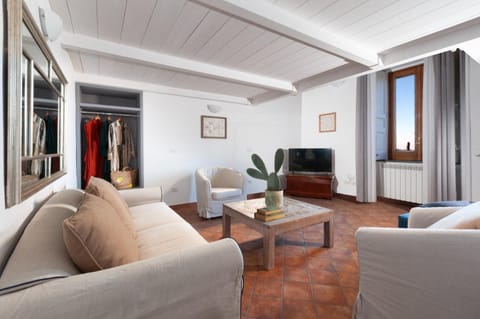 Communal lounge/ TV room, TV and multimedia, Living room, Seating area, Evening entertainment