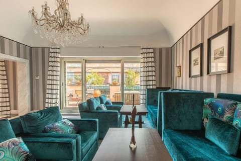 Living room, Seating area