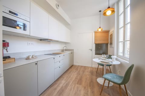 Kitchen or kitchenette, Seating area, Dining area, stove