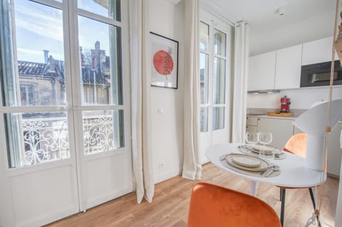 Kitchen or kitchenette, Dining area, Meals, internet, microwave, oven, storage, stove, kitchen, acessibility, air conditioner