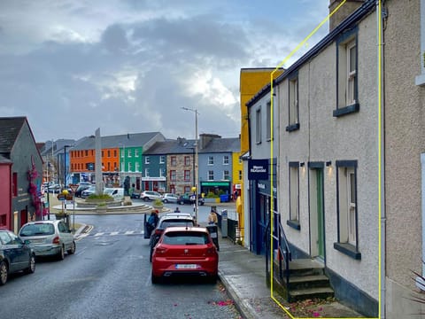 Property building, Restaurant/places to eat, Day, Neighbourhood, Supermarket/grocery shop, Location, Parking, hair dresser