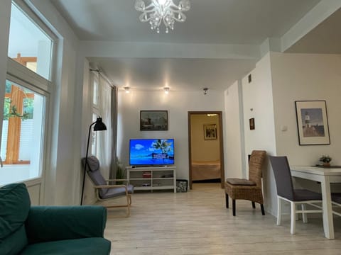 Communal lounge/ TV room, Living room, Seating area, Evening entertainment