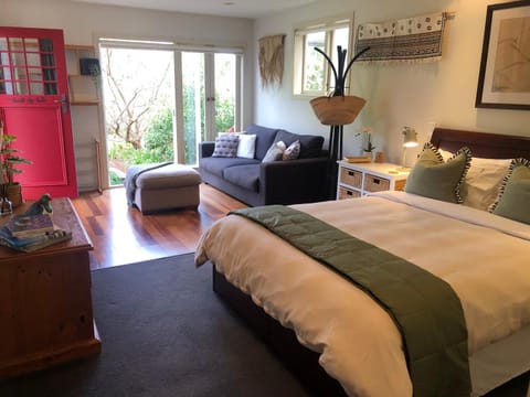 Bed, Living room, Photo of the whole room, Seating area