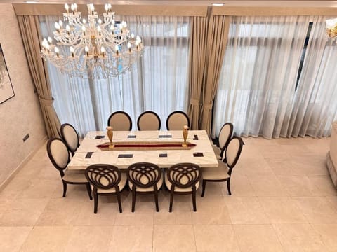 Estatesmen Palm Jumeirah Luxury Family Friendly Villa House in Dubai