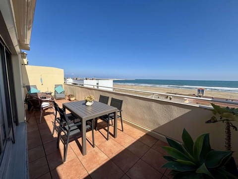 Patio, Balcony/Terrace, Dining area, Beach, Sea view
