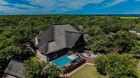 Property building, Bird's eye view, Pool view, Swimming pool, sunbed