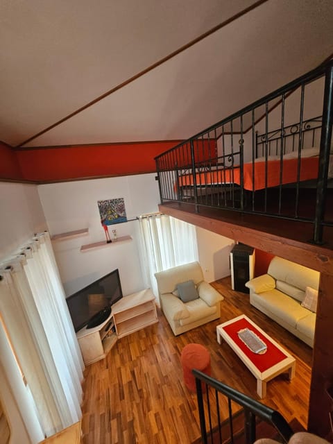 Bed, TV and multimedia, Living room, Photo of the whole room, Seating area, Bedroom