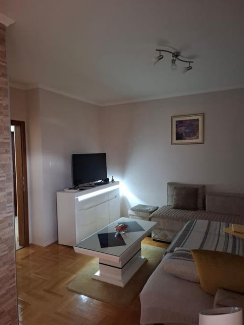 Bed, TV and multimedia, Living room, Seating area