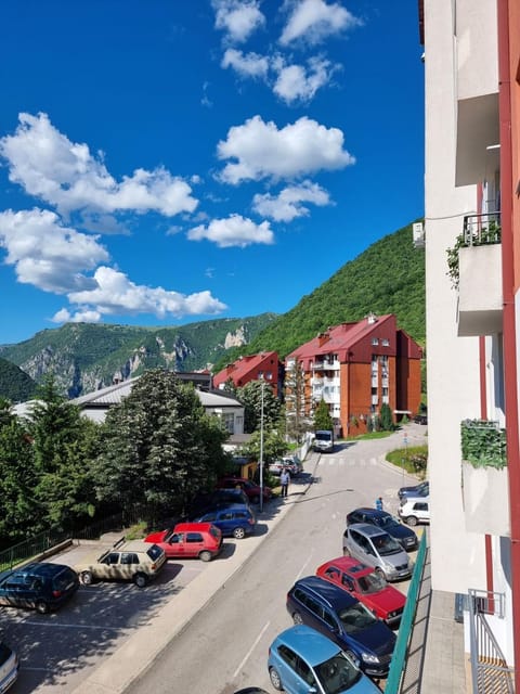 Spring, Day, Neighbourhood, Natural landscape, Mountain view, Street view, Location, Parking