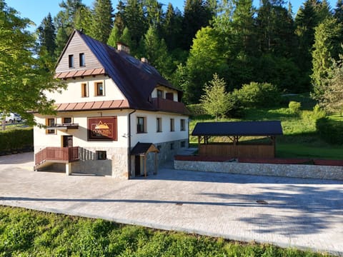 Property building, Day, Garden, Parking