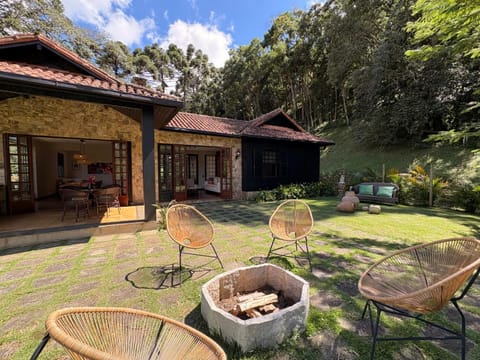 Property building, Patio, Spring, Day, Garden, Garden view