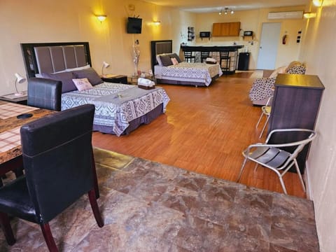 Communal lounge/ TV room, Bed, TV and multimedia, Kitchen or kitchenette, Living room, Photo of the whole room, Seating area, Dining area, Bedroom