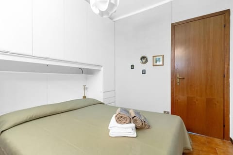 Bed, Photo of the whole room, Bedroom, towels, wardrobe