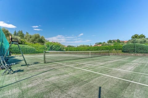 Day, Tennis court