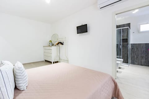 Bed, Photo of the whole room, Bedroom, air conditioner