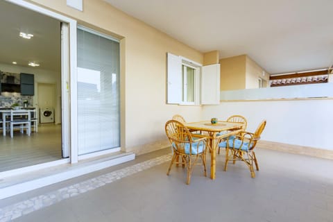 Patio, Kitchen or kitchenette, Dining area