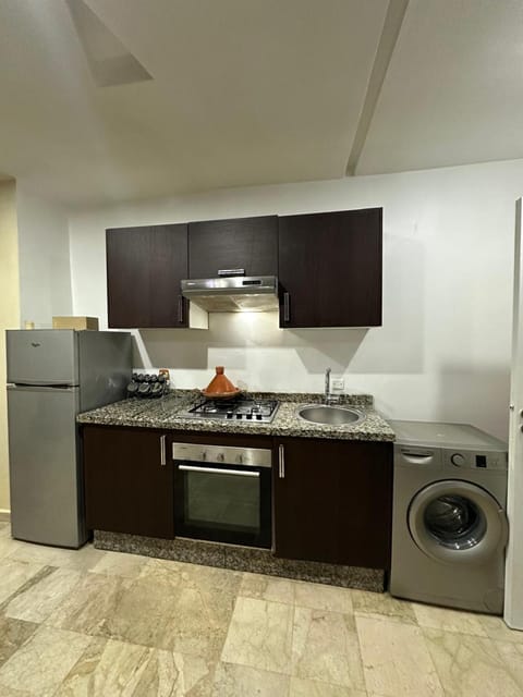 Kitchen or kitchenette, oven, washing machine