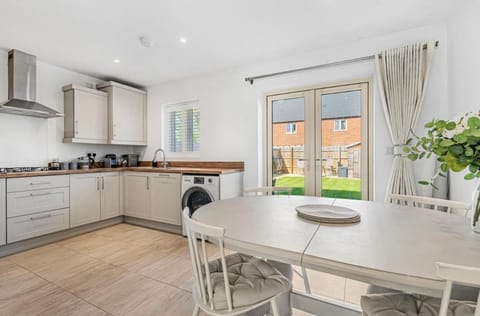 Contemporary 3 Bedroom home in Launton Village - close to Tythe Barn, Bicester Shopping & Bicester Heritage House in Cherwell District