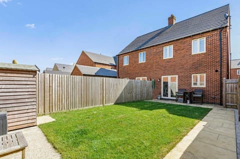 Contemporary 3 Bedroom home in Launton Village - close to Tythe Barn, Bicester Shopping & Bicester Heritage House in Cherwell District