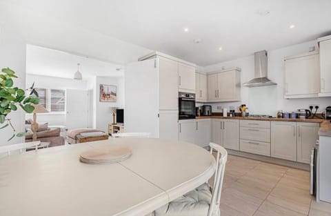 Contemporary 3 Bedroom home in Launton Village - close to Tythe Barn, Bicester Shopping & Bicester Heritage House in Cherwell District