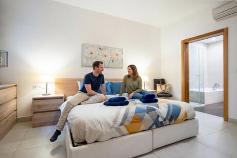 Bed, People, Photo of the whole room, Bedroom, Guests, towels