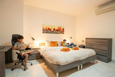 Bed, People, Bedroom, air conditioner