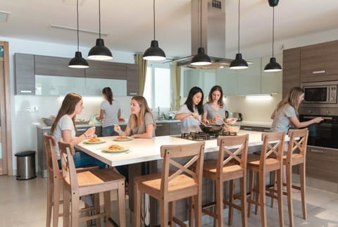 People, Coffee/tea facilities, Kitchen or kitchenette, Food and drinks, Dining area, Food, group of guests, dishwasher, minibar, stove, toaster