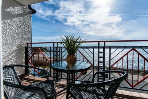 Natural landscape, Balcony/Terrace, Seating area, Dining area, Sea view