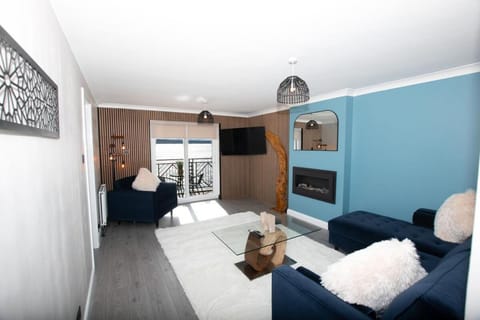 TV and multimedia, Living room, Photo of the whole room, Seating area