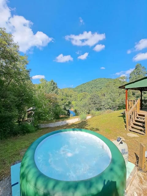 Covered Bridge Hideaway, swimming hole hot tub House in Kentucky