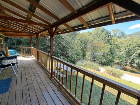 Covered Bridge Hideaway, swimming hole hot tub House in Kentucky