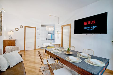 TV and multimedia, Living room, Seating area, Floor plan, Dining area, internet, internet