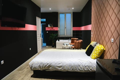 TV and multimedia, Photo of the whole room, Bedroom