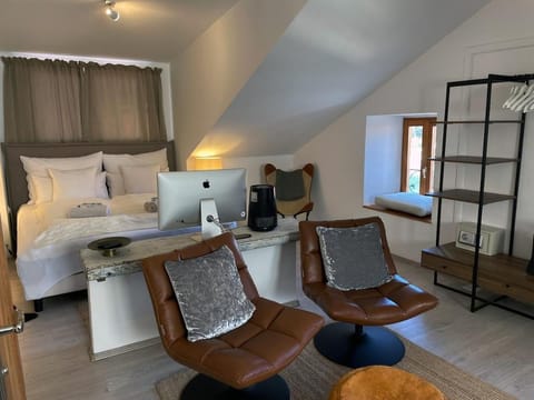 Bed, TV and multimedia, Living room, Photo of the whole room, Seating area, Bedroom