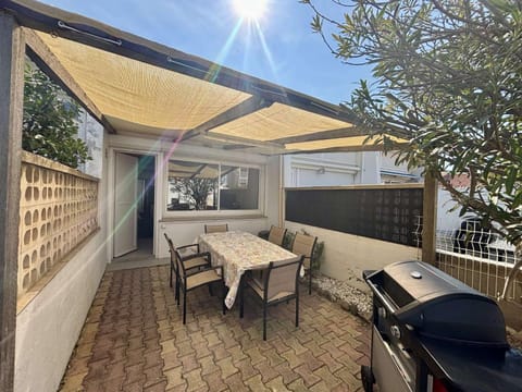 Patio, Day, Balcony/Terrace, Dining area