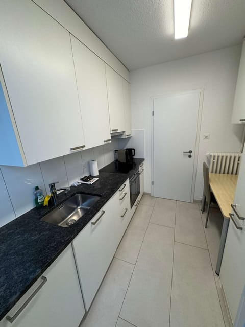 Kitchen or kitchenette, dishwasher, stove